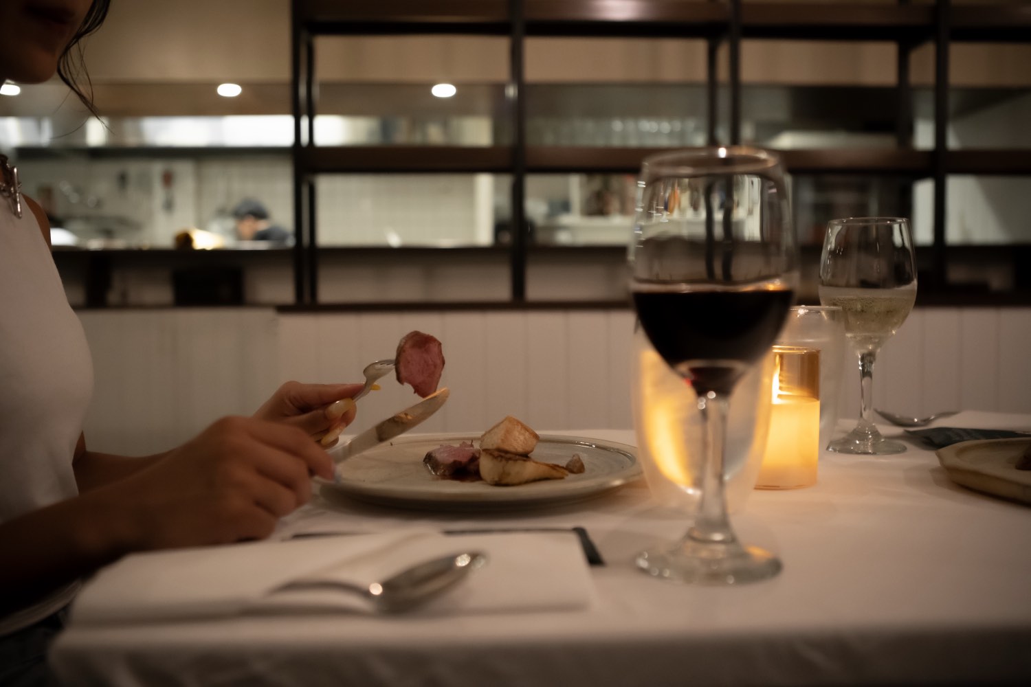 夜のSt.ELMOで食事を楽しむふたり