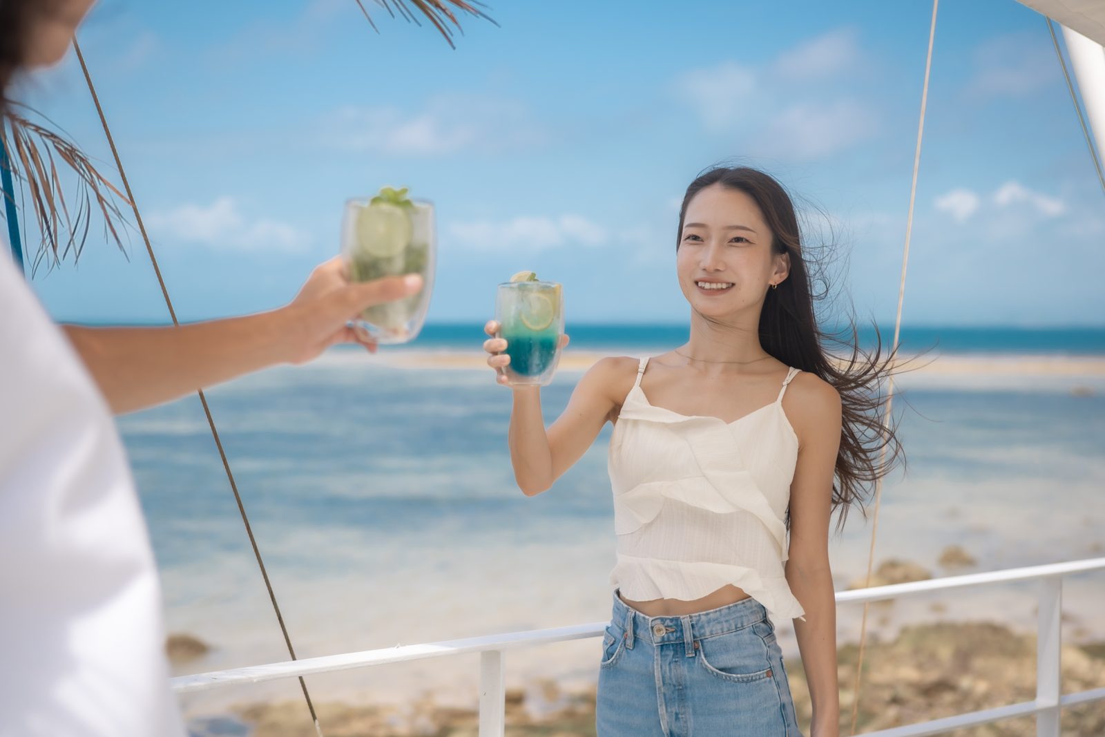 海を眺めながら島色のカクテルで乾杯